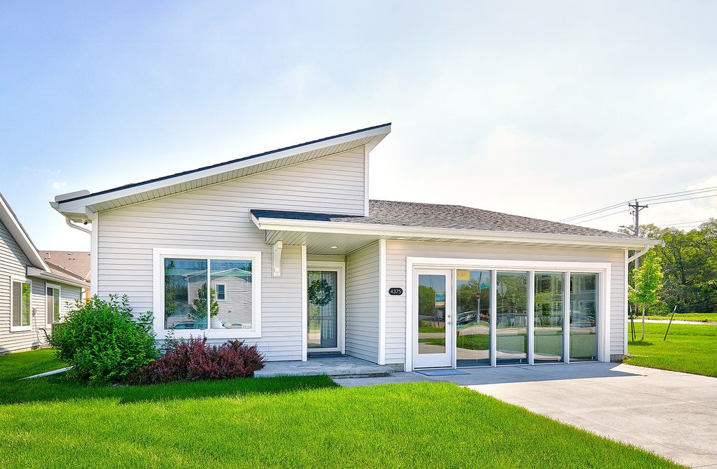 4375 E 44th Street, Des Moines, IA 50317