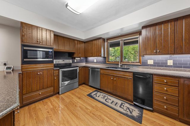 23 Holiday Court, North Mankato, MN 56003