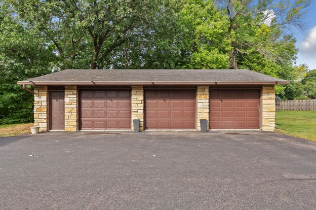 23 Holiday Court, North Mankato, MN 56003