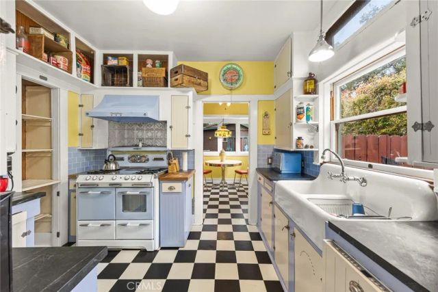 577 N Chester Avenue, Pasadena, CA 91106