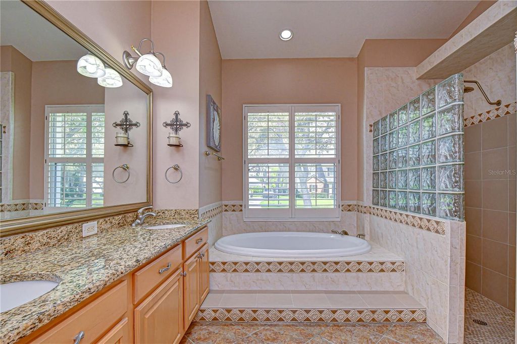 Image 17 of property listing at 5104 SYLVAN OAKS DRIVE, Valrico, FL 33596