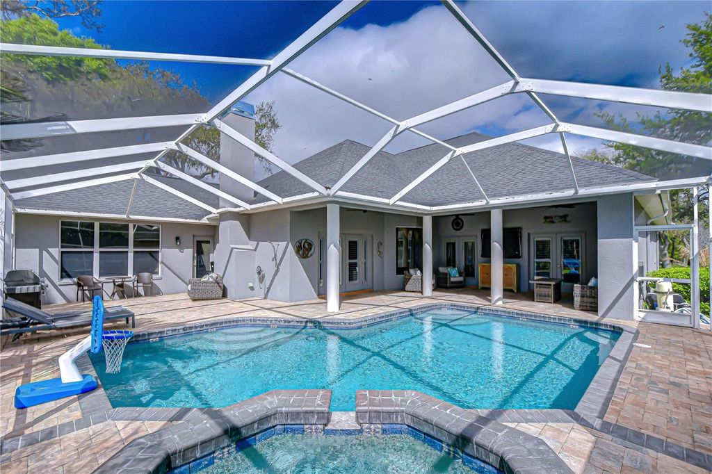 Image 3 of property listing at 5104 SYLVAN OAKS DRIVE, Valrico, FL 33596