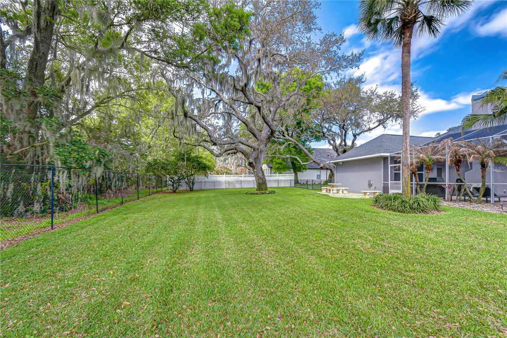 Image 36 of property listing at 5104 SYLVAN OAKS DRIVE, Valrico, FL 33596