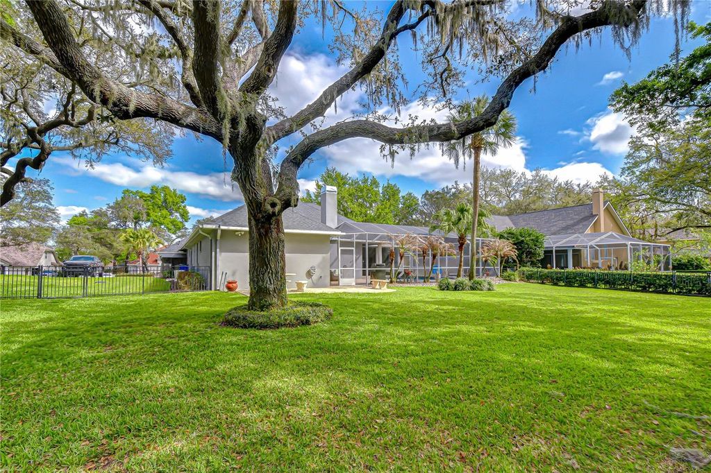 Image 38 of property listing at 5104 SYLVAN OAKS DRIVE, Valrico, FL 33596