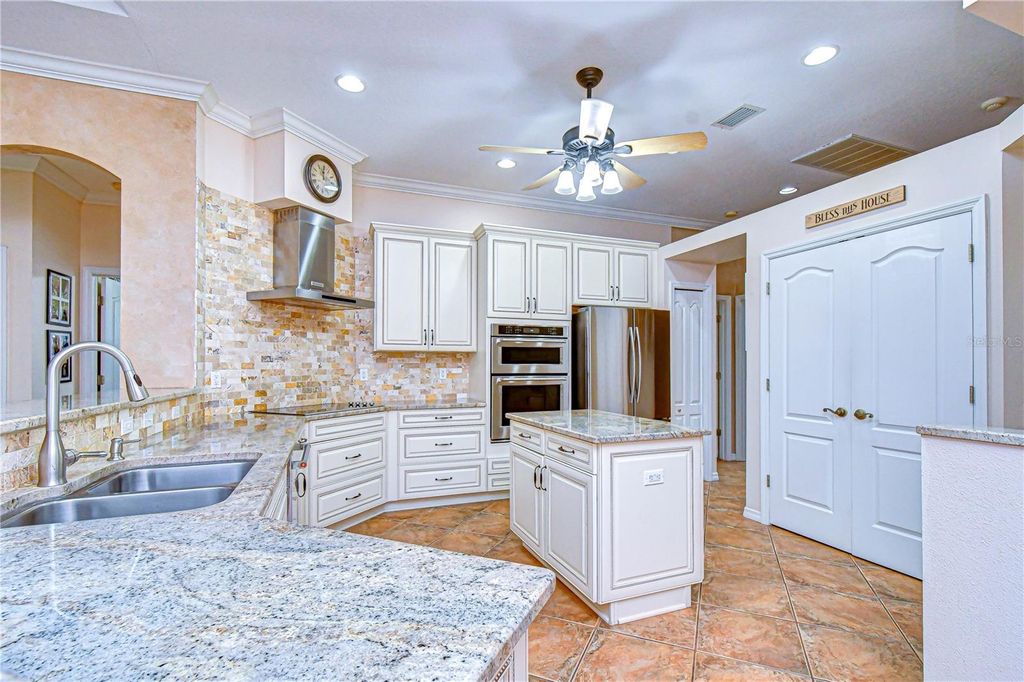 Image 7 of property listing at 5104 SYLVAN OAKS DRIVE, Valrico, FL 33596