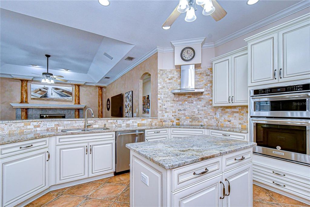 Image 8 of property listing at 5104 SYLVAN OAKS DRIVE, Valrico, FL 33596