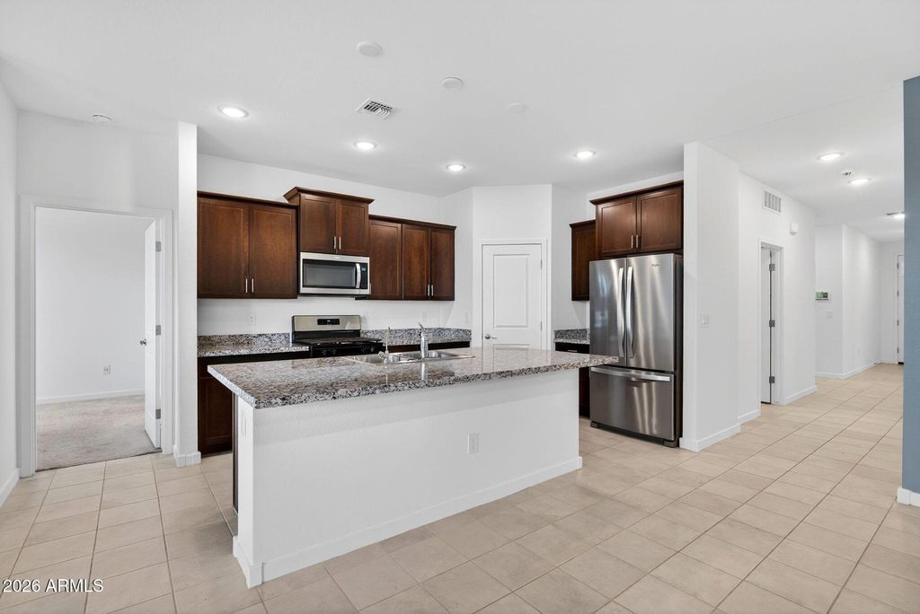Image 9 of property listing at 41590 W DUSTY CREEK Drive, Maricopa, AZ 85138