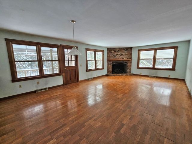 12 Ferry Rd, Montague, MA 01351