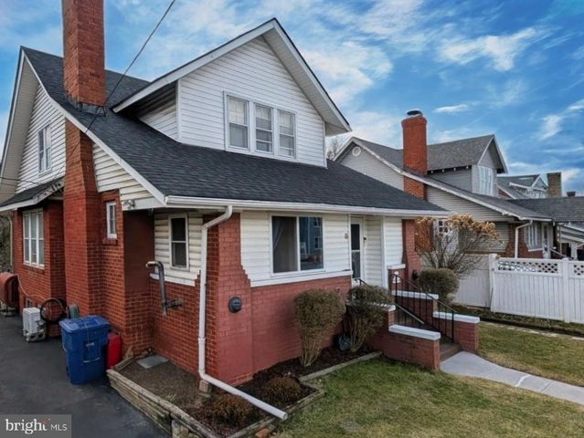 8 W 11TH ST, Front Royal, VA 22630