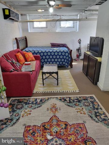 8 W 11TH ST, Front Royal, VA 22630