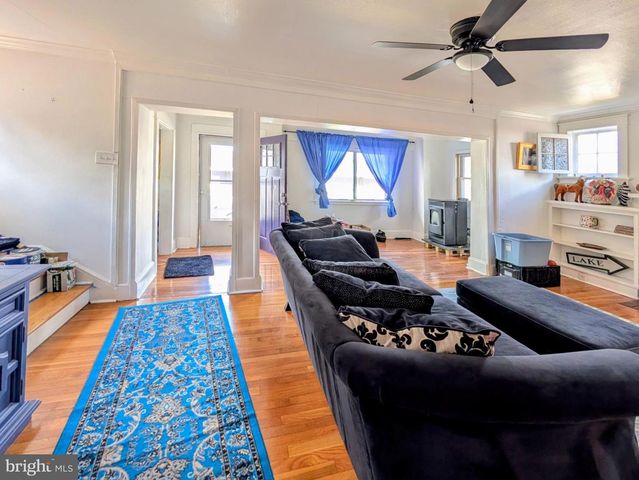 8 W 11TH ST, Front Royal, VA 22630