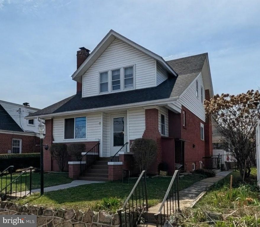 8 W 11TH ST, Front Royal, VA 22630