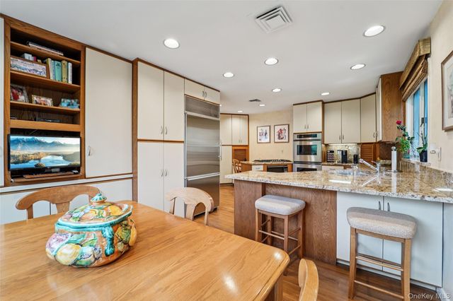 6 Robins Roost, Rye Brook, NY 10573