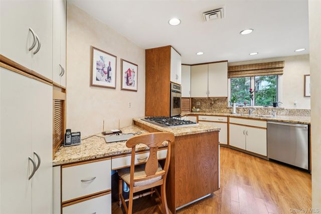6 Robins Roost, Rye Brook, NY 10573