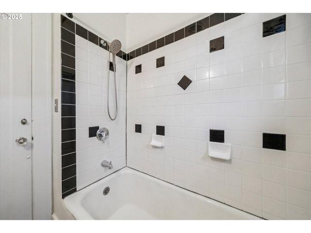 2325 N WINCHELL St, Portland, OR 97217