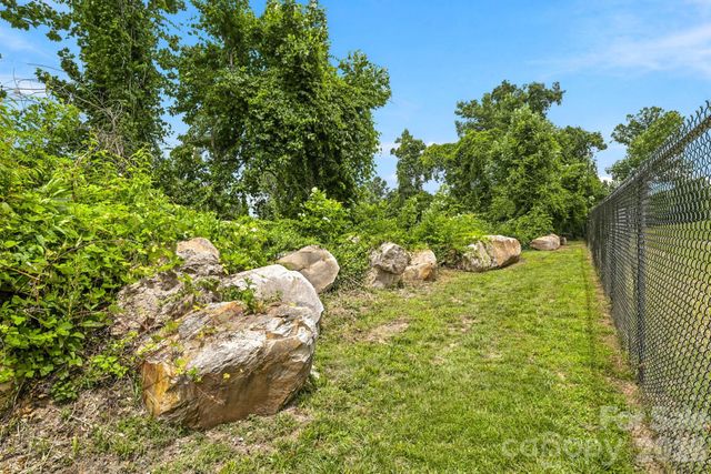 999 Perrion Avenue 18, Weaverville, NC 28787