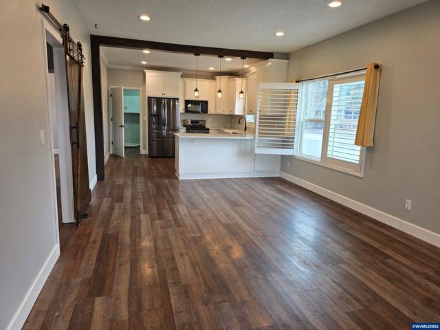 302 Jersey St, Silverton, OR 97381