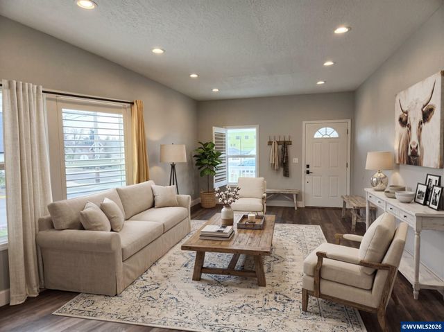 302 Jersey St, Silverton, OR 97381