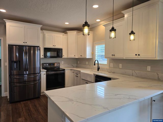 302 Jersey St, Silverton, OR 97381