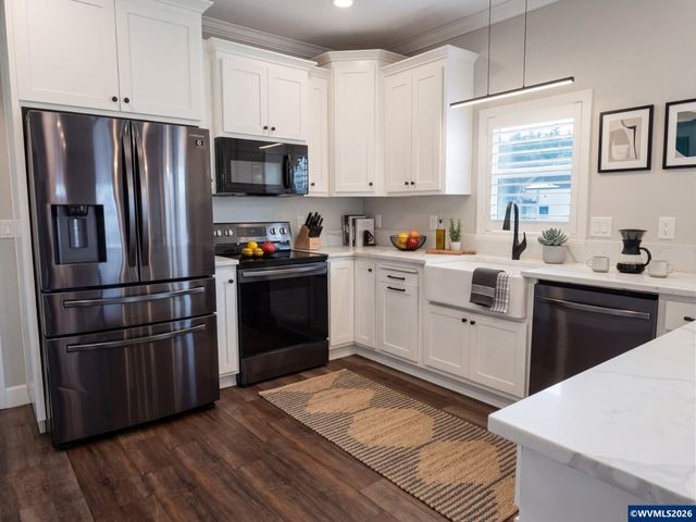 302 Jersey St, Silverton, OR 97381