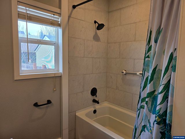 302 Jersey St, Silverton, OR 97381