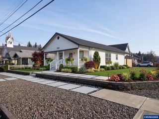 302 Jersey St, Silverton, OR 97381