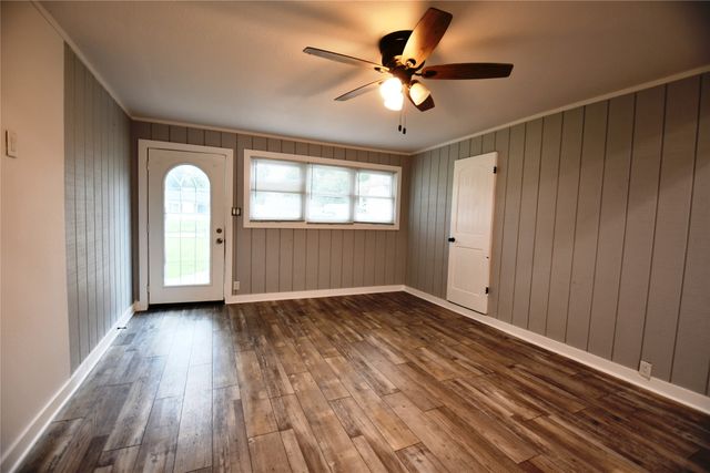 918 Watrous Avenue, Des Moines, IA 50315