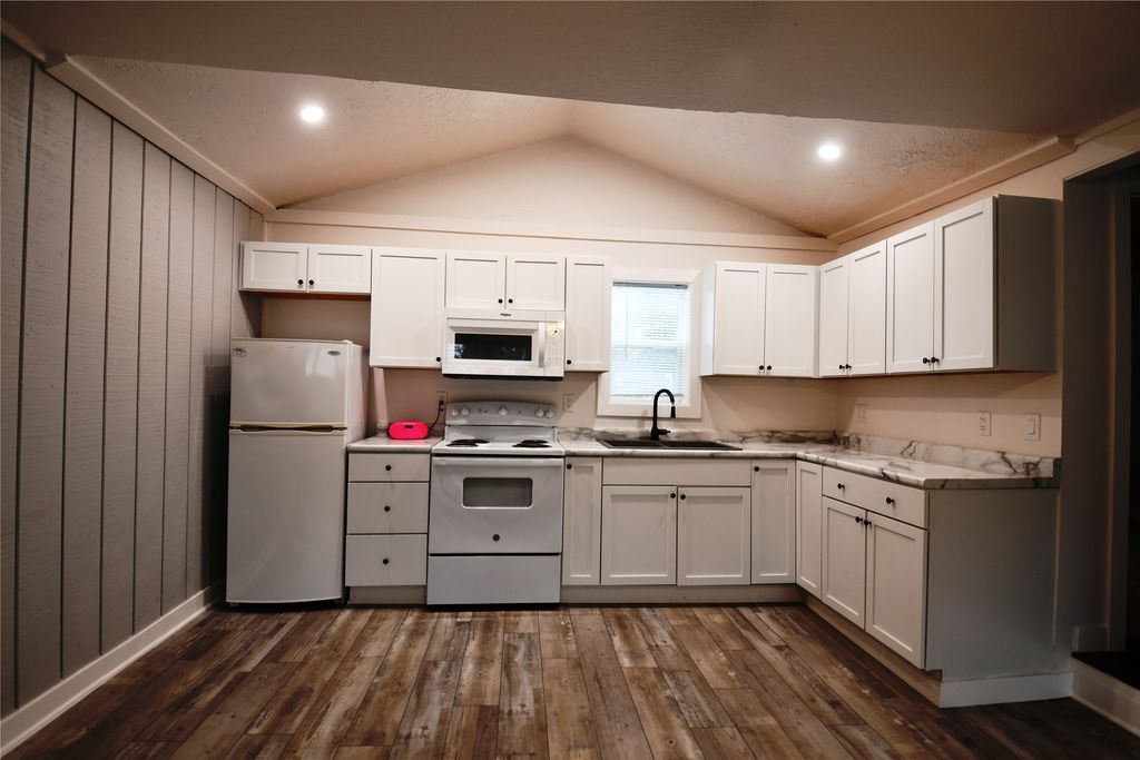 918 Watrous Avenue, Des Moines, IA 50315