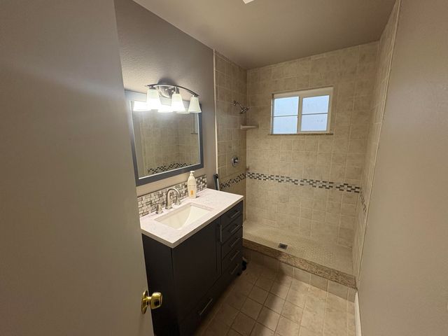 1109 W Riggin Avenue, Visalia, CA 93291