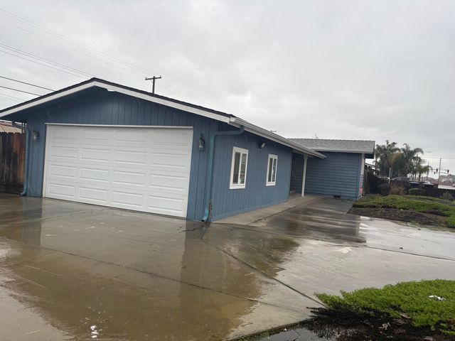 1109 W Riggin Avenue, Visalia, CA 93291