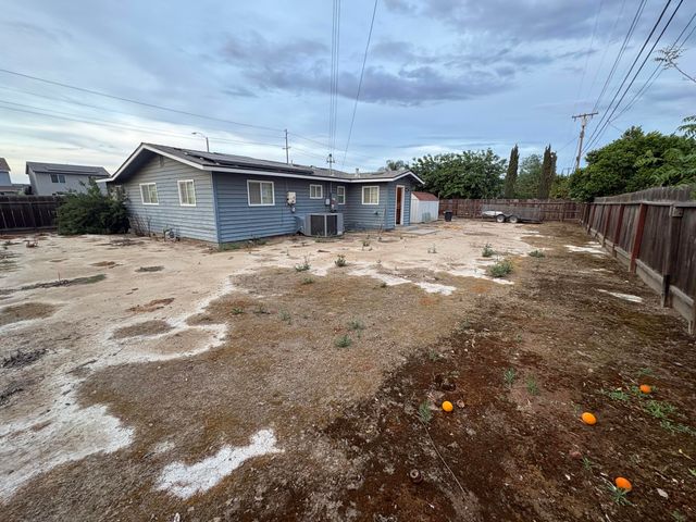 1109 W Riggin Avenue, Visalia, CA 93291