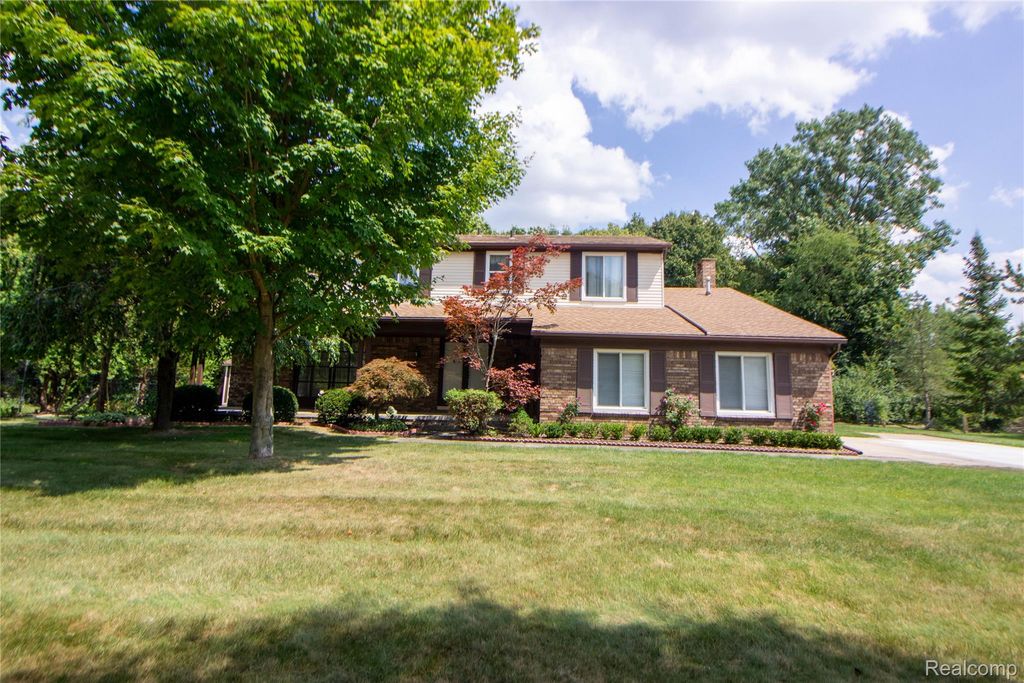 5502 Whitehaven Drive, Troy, MI 48085