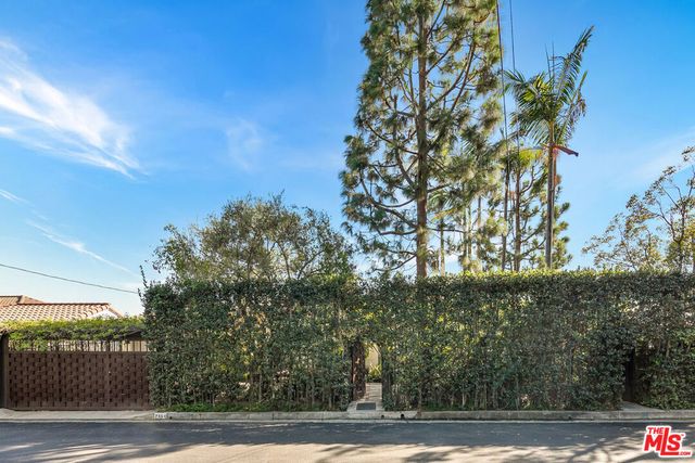 7464 Hillside Avenue, Los Angeles, CA 90046