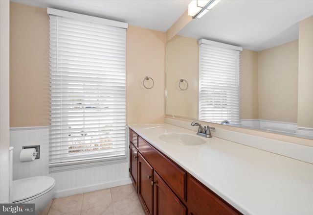 4 SUNRISE DR, Newark, DE 19711