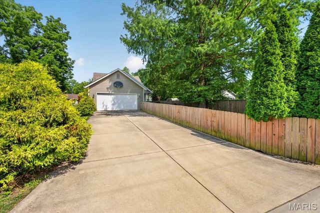 1215 Oakland Avenue, Edwardsville, IL 62025