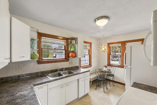 754 Summit AVENUE, Oconomowoc, WI 53066