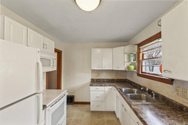 754 Summit AVENUE, Oconomowoc, WI 53066