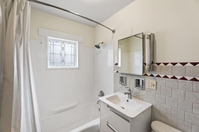 754 Summit AVENUE, Oconomowoc, WI 53066