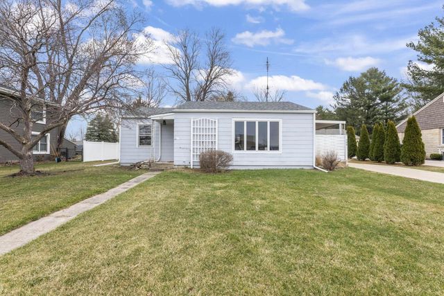 754 Summit AVENUE, Oconomowoc, WI 53066