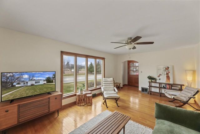 754 Summit AVENUE, Oconomowoc, WI 53066