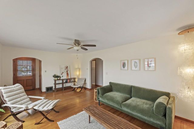 754 Summit AVENUE, Oconomowoc, WI 53066