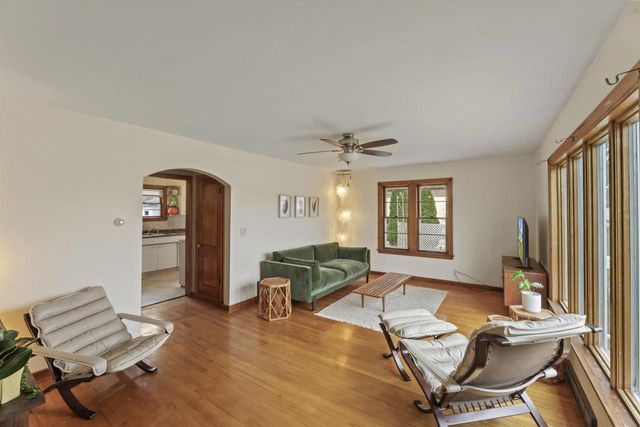 754 Summit AVENUE, Oconomowoc, WI 53066