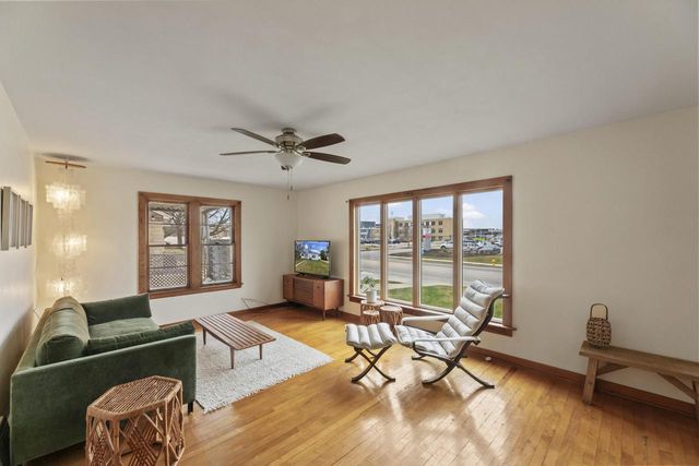 754 Summit AVENUE, Oconomowoc, WI 53066