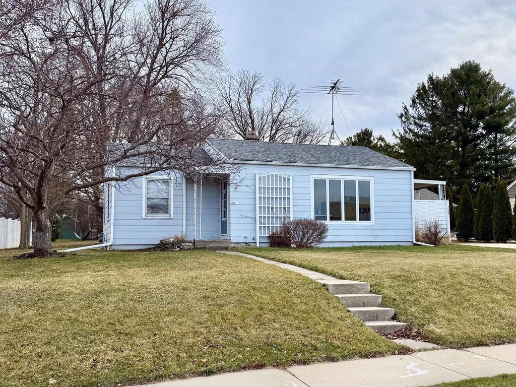 754 Summit AVENUE, Oconomowoc, WI 53066