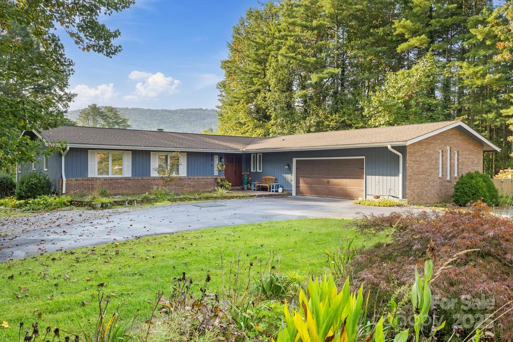 214 Vincent Place, Hendersonville, NC 28739