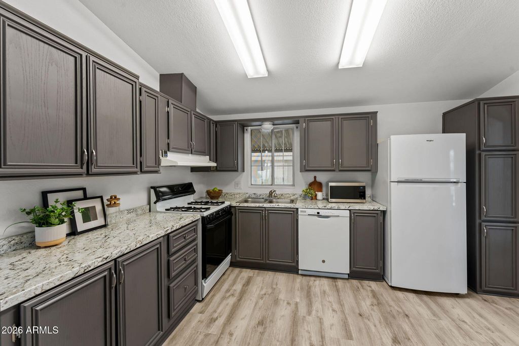 Image 3 of property listing at 2401 W SOUTHERN Avenue 155, Tempe, AZ 85282