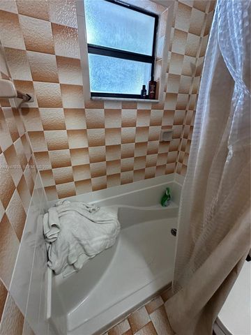 7546 NW 2nd Ter, Miami, FL 33126