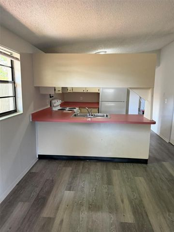 9601 SHALIMAR COURT, Tampa, FL 33615