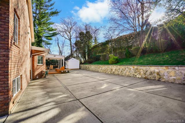 39 Oakdale Road, Roslyn Heights, NY 11577