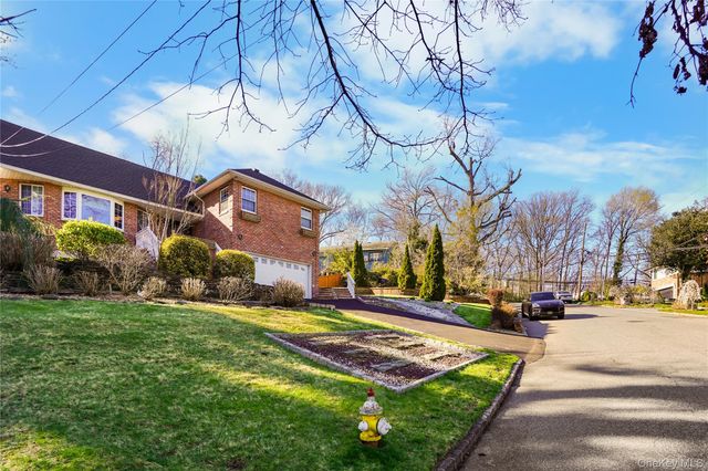39 Oakdale Road, Roslyn Heights, NY 11577